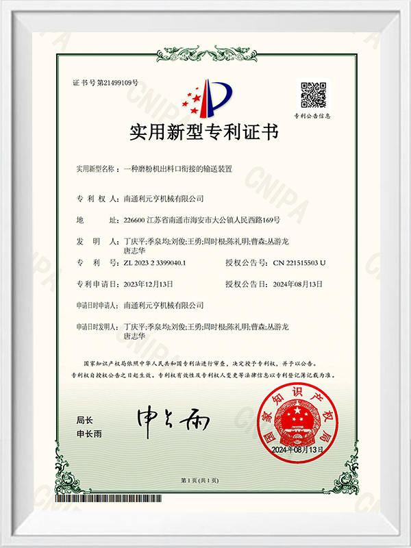 Một thiết bị truyền tải được kết nối với cổng xả của máy mài